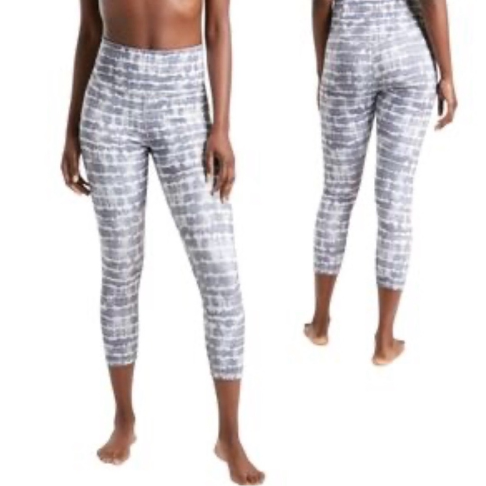Athleta Cloudy Gray and White Capri Leggings 2X